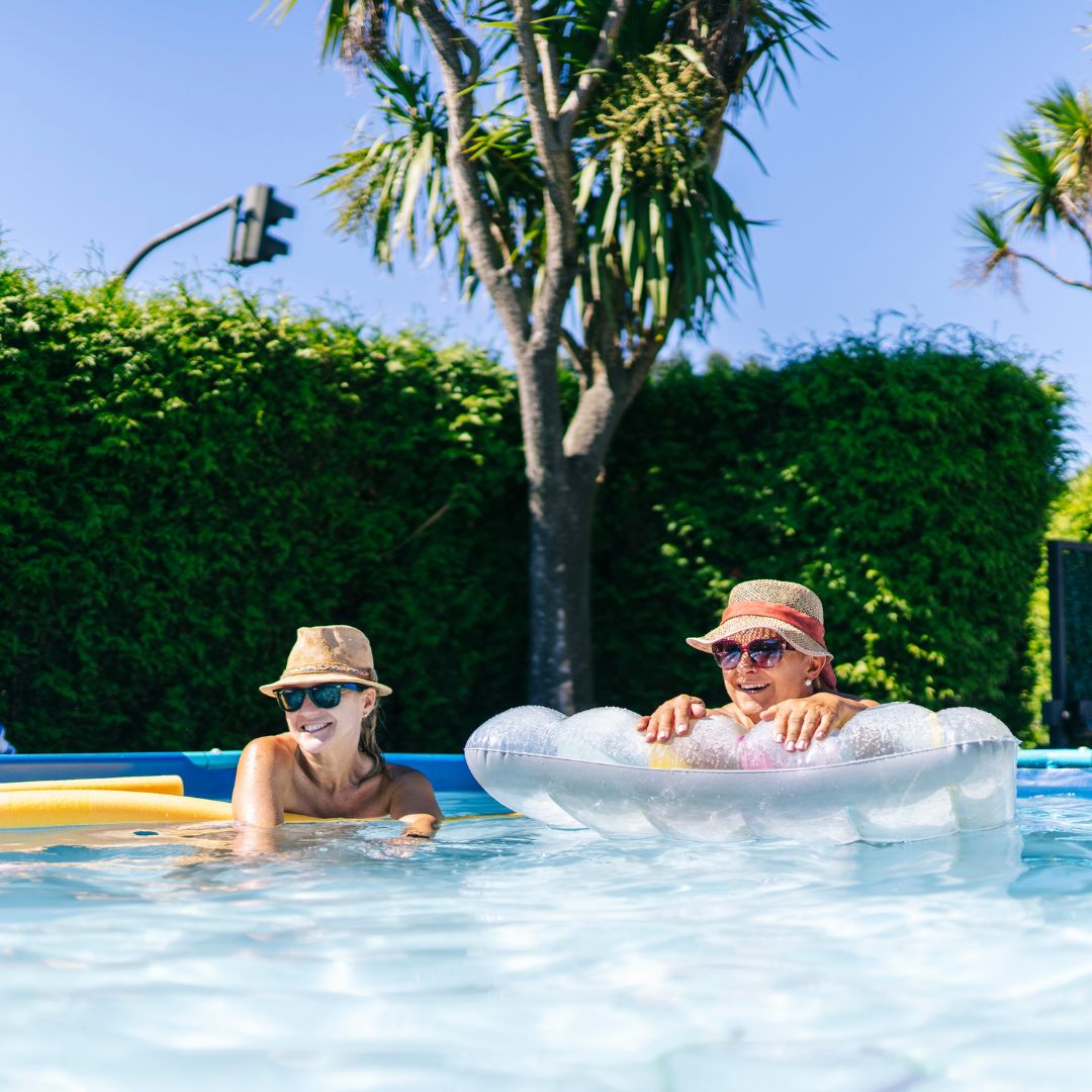 A impermeabilização de piscinas é um processo fundamental que visa proteger a estrutura da piscina contra a infiltração de água, umidade e outros fluidos.