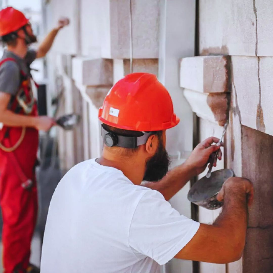 O uso de graute é uma prática comum em diversas obras, desde construções simples, como residências, até estruturas mais complexas, como pontes e estruturas submersas.